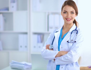 Beyaz önlüklü genç kadın doktor portresi.