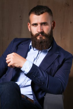 koyu arka plan üzerinde izole sofa ofis lobisinde oturan işadamı