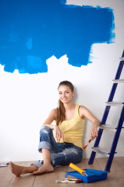 kadın ressam boyama sonra duvara yakın katta oturan portresi.