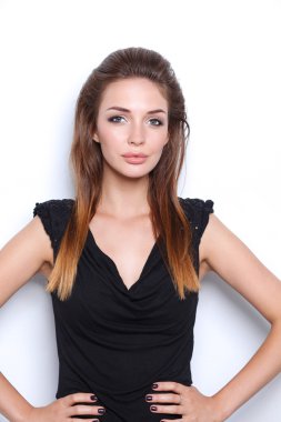 Güzel genç kadın yüzünün yakın portresi..