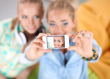 iki kız telefonda evde fotoğraf çekme