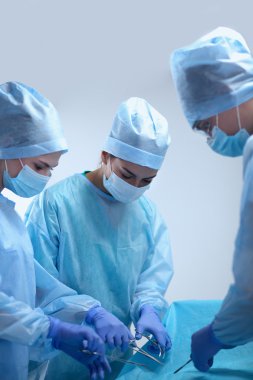 Ekip cerrahı ameliyathanede..