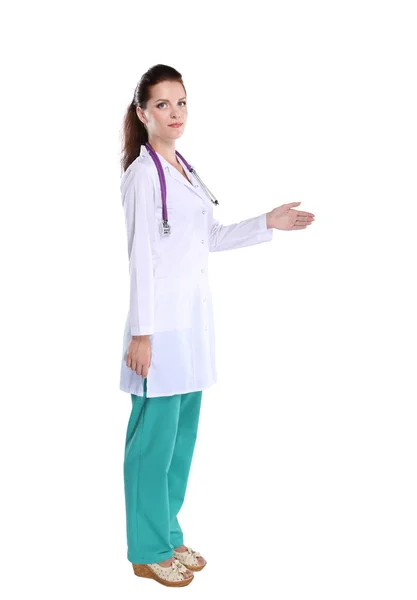 笑顔の女性医師で制服姿で病院に立つ — ストック写真