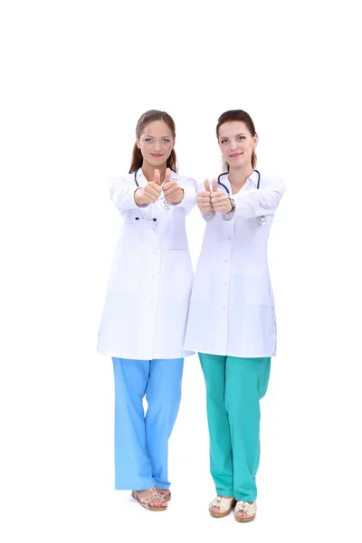 Две молодые женщины-доктора, стоящие в больнице — стоковое фото