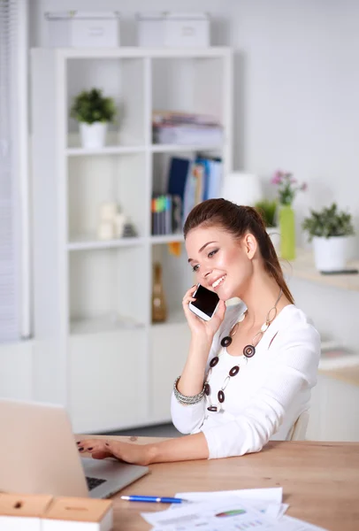 Joven empresaria sentada y hablando por teléfono —  Fotos de Stock