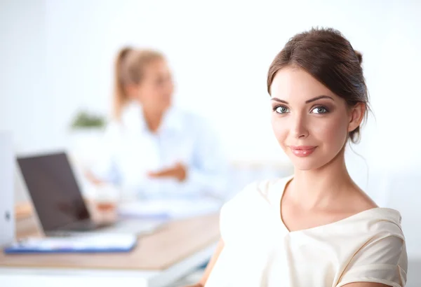 Retrato de uma mulher de negócios sentada na mesa com laptop — Fotografia de Stock