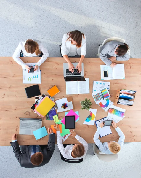 Geschäftsleute sitzen und diskutieren bei Geschäftstreffen, im Büro — Stockfoto