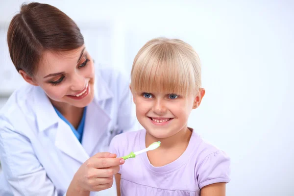 Dentista y niña en el consultorio del dentista — Foto de Stock