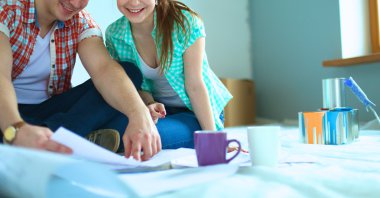 Genç çift katta oturan ve onlar hakkında tasarruf hesaplama