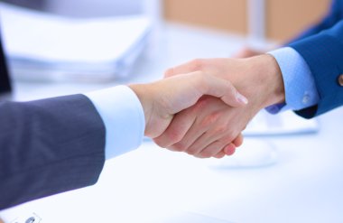 İş adamları el sıkışıyor, toplantıyı bitiriyor.