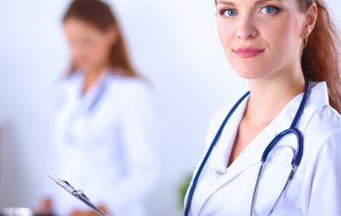 Hastanede üniformalı, gülümseyen bir kadın doktor.