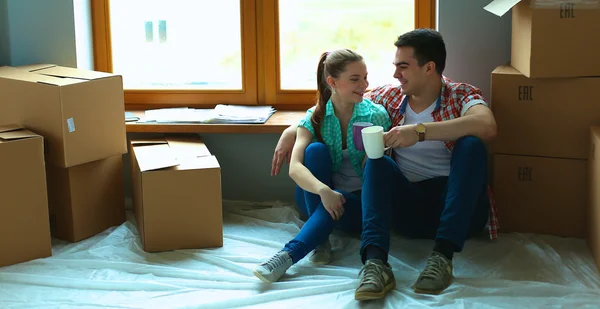 Portrait of young couple moving in new home — Stock Photo, Image