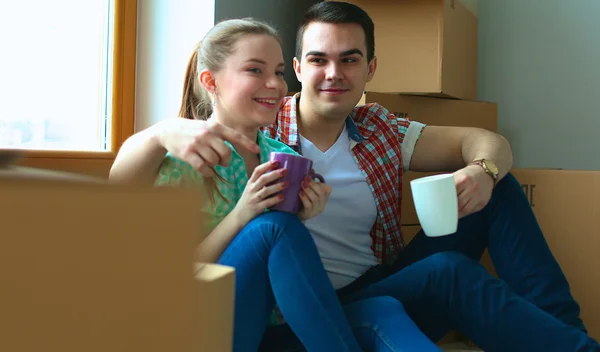 Retrato de casal jovem se movendo em nova casa — Fotografia de Stock