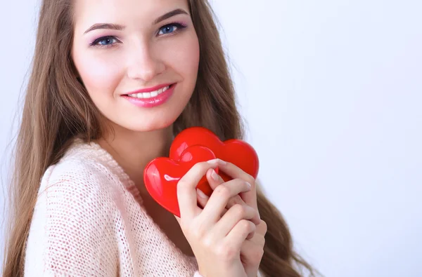 Retrato de bela mulher feliz segurando um coração símbolo . — Fotografia de Stock