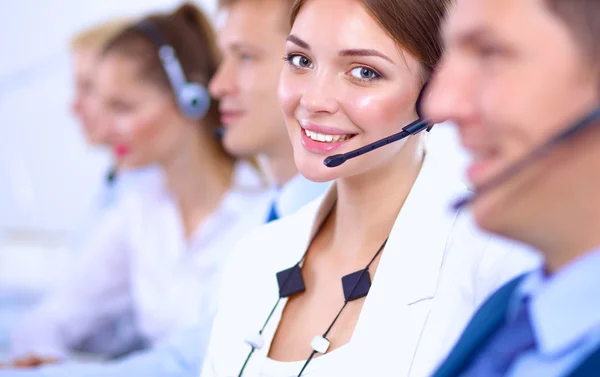 Aantrekkelijk Lachend positieve jonge ondernemers en collega 's in een callcenter — Stockfoto