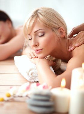 rahatlatıcı ve spa merkezinde zevk iki genç güzel kadın