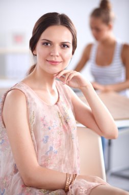 Ofiste masa başında oturan çekici bir iş kadını.