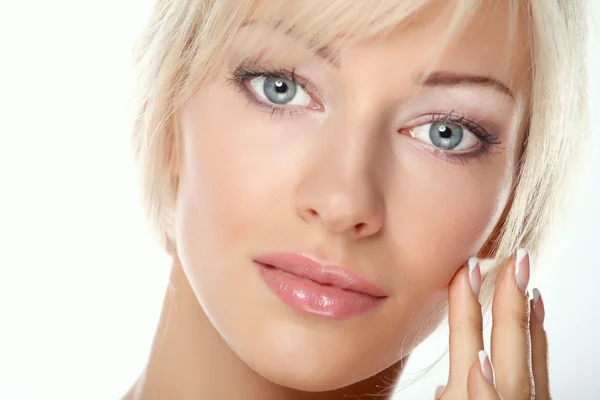 Retrato de cerca de la hermosa cara de mujer joven. Aislado sobre fondo blanco. — Foto de Stock