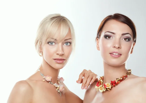 Porträt zweier junger Frauen mit Perlen, isoliert auf weißem Hintergrund — Stockfoto