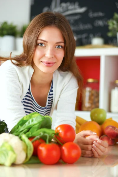 Junge Frau sitzt neben Schreibtisch in der Küche — Stockfoto