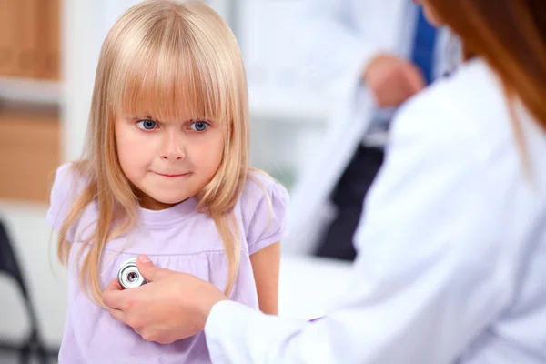 Médecin féminin examinant un enfant avec stéthoscope en chirurgie — Photo