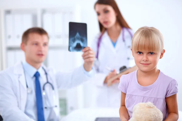 Médico femenino examinando a un niño con estetoscopio en cirugía — Foto de Stock