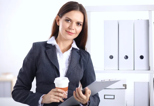 Mulher de negócios bonita desfrutando de café no escritório brilhante — Fotografia de Stock