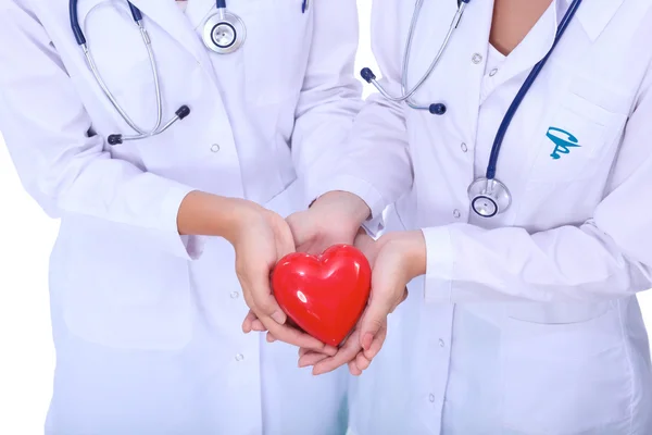 Dos doctora sosteniendo un corazón rojo —  Fotos de Stock