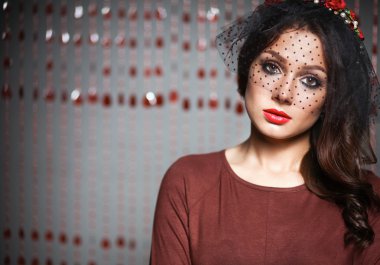 saçında çiçekler ile güzel bir kadın portresi. moda