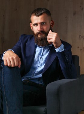 koyu arka plan üzerinde izole sofa ofis lobisinde oturan işadamı