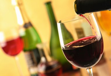 zarif bardak şarap ve şarap şişesi siyah arka plan