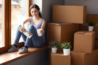 Pencere yeni evde oturan kız