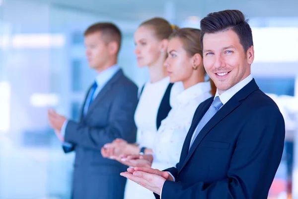 Lächelnde Geschäftsleute, die eine gute Präsentation im Büro beklatschen — Stockfoto