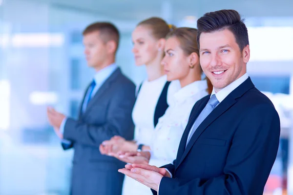 Gente de negocios sonrientes aplaudiendo una buena presentación en la oficina — Foto de Stock