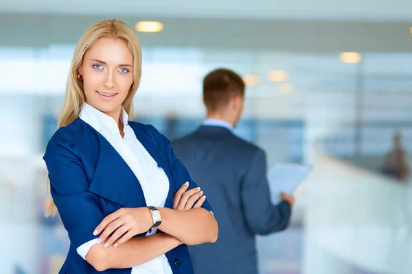 Femme d'affaires debout dans le bureau, tenant des documents en main — Photo