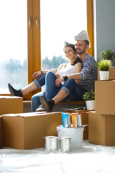 Porträtt av unga par som flyttar in i nytt hem — Stockfoto