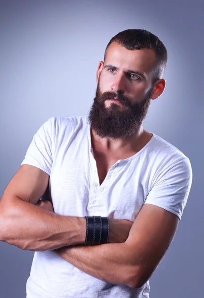 Retrato de homem bonito em pé, isolado sobre fundo cinza — Fotografia de Stock