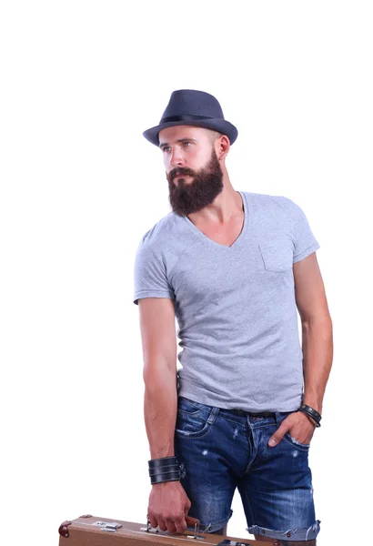 Портрет красивого бородатого чоловіка в капелюсі, що стоїть з поганим, ізольовано на білому тлі — стокове фото