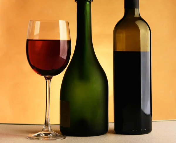 Elegancki kieliszek do wina i butelkę wina w czarnym tle — Zdjęcie stockowe
