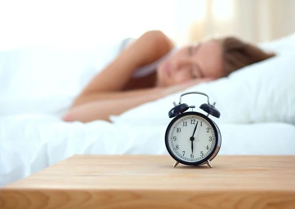 Leende kvinnlig läkare med en mapp i uniform stående på sjukhus — Stockfoto