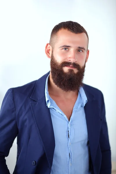 Retrato de homem bonito em pé, isolado sobre fundo cinza — Fotografia de Stock