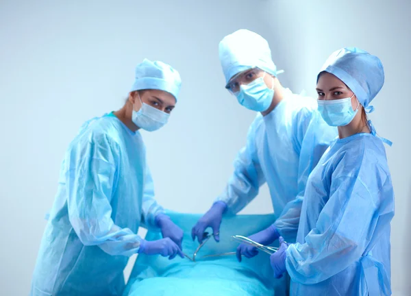 Teamchirurg aan het werk in de operatiekamer. — Stockfoto