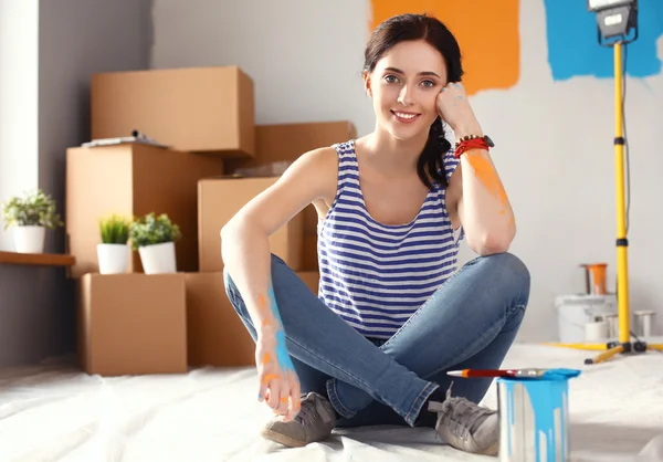 Woman in a new home with cardboard boxes — Stock Photo, Image