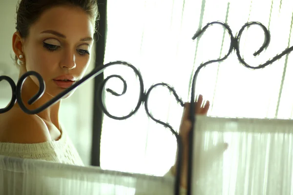 Retrato de uma mulher bonita em suéter em casa — Fotografia de Stock