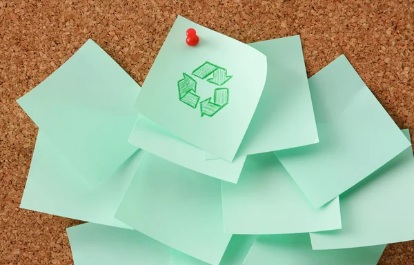 Recycler signe sur feuille verte de papier — Photo