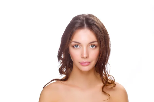 Närbild porträtt av vacker ung kvinna ansikte. Isolerad på vit bakgrund. — Stockfoto