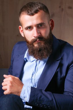 koyu arka plan üzerinde izole sofa ofis lobisinde oturan işadamı