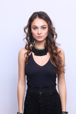 Güzel genç kadın yüzünün yakın portresi..