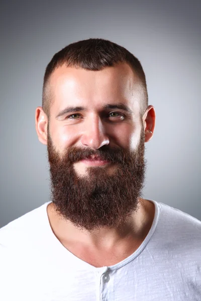 Retrato de homem bonito em pé, isolado sobre fundo cinza — Fotografia de Stock