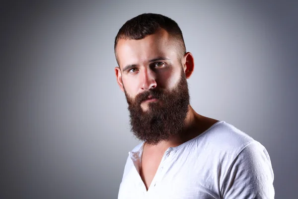 Retrato de hombre guapo de pie, aislado sobre fondo gris — Foto de Stock